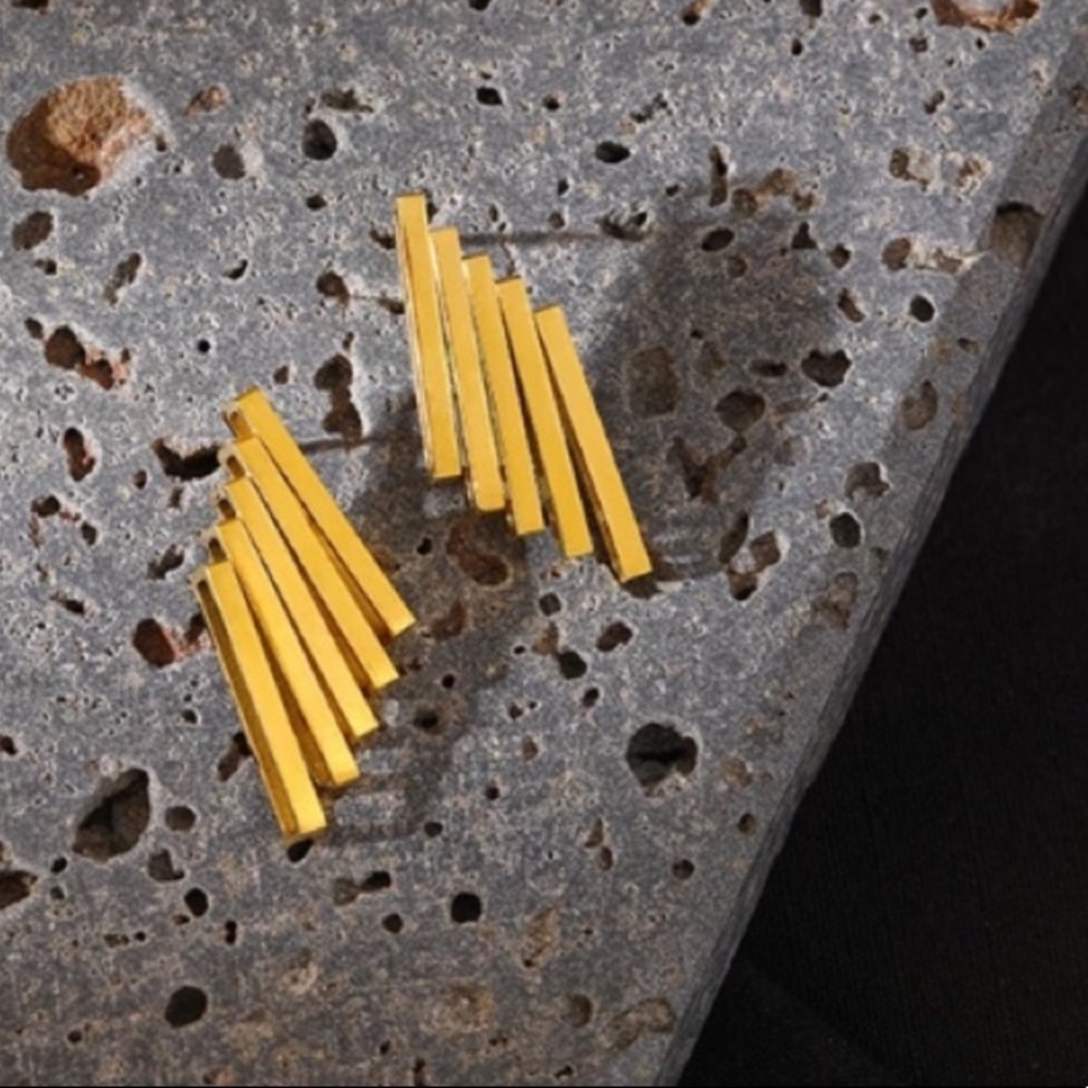 Geometric minimalist stud earrings - Picture 7 of 7